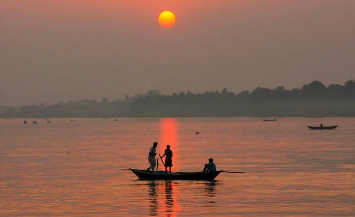 শনিবার থেকে দক্ষিণবঙ্গের একাধিক জেলায় ঝড়বৃষ্টির পূর্বাভাস দিয়েছে আলিপুর আবহাওয়া দফতর। জলপাইগুড়ি, আলিপুরদুয়ার, কোচবিহার, দুই দিনাজপুর, পূর্ব মেদিনীপুর, দুই ২৪ পরগনায় বৃষ্টির সম্ভাবনা। বজ্রবিদ্যুৎ সহ বৃষ্টির সঙ্গে চলতে পারে দমকা হাওয়াও।