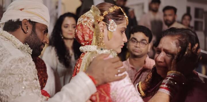 इस दौरान आरती की मां का भी रो-रोकर बुरा हाल था. हालांकि अंत में सभी ने खुशी-खुशी एक्ट्रेस को विदा किया.