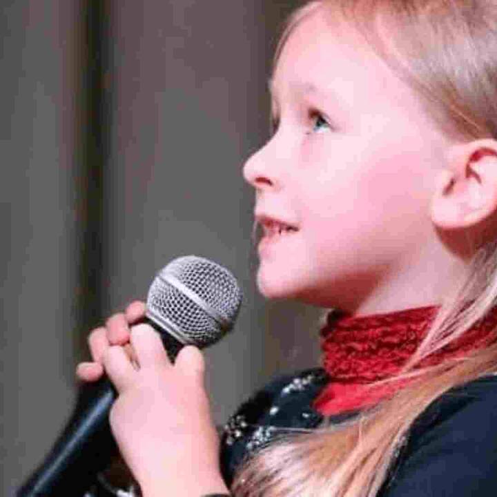 ਬੱਚੇ ਨੂੰ ਸ਼ੁਰੂ ਤੋਂ ਹੀ ਮੁਕਾਬਲੇ ਵਿੱਚ ਹਿੱਸਾ ਲੈਣ ਦਿਓ। ਸਕੂਲ ਵਿੱਚ ਪੇਂਟਿੰਗ, ਡਾਂਸ, ਗਾਇਨ ਅਤੇ ਖੇਡਾਂ ਨਾਲ ਸਬੰਧਤ ਕਈ ਮੁਕਾਬਲੇ ਕਰਵਾਏ ਜਾਂਦੇ ਹਨ। ਅਜਿਹੀ ਸਥਿਤੀ ਵਿੱਚ ਬੱਚੇ ਨੂੰ ਇਸ ਵਿੱਚ ਹਿੱਸਾ ਲੈਣ ਲਈ ਉਤਸ਼ਾਹਿਤ ਕਰੋ। ਅਜਿਹਾ ਕਰਨ ਨਾਲ ਉਨ੍ਹਾਂ ਵਿੱਚ ਆਤਮਵਿਸ਼ਵਾਸ ਵਧੇਗਾ। ਪਰ ਬੱਚੇ 'ਤੇ ਜਿੱਤਣ ਦਾ ਦਬਾਅ ਨਾ ਪਾਓ। ਕਿਉਂਕਿ ਭਾਵੇਂ ਉਹ ਮੁਕਾਬਲਾ ਜਿੱਤੇ ਜਾਂ ਨਾ, ਉਹ ਇਸ ਤੋਂ ਕੁਝ ਸਿੱਖਣਗੇ।