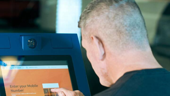 अगर आपका कार्ड ब्लॉक हो जाएगा तो फिर एटीएम में मौजूद फ्रॉड व्यक्ति आपके कार्ड का इस्तेमाल करके आपके साथ फ्रॉड नहीं कर पाएगा.