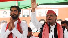 In Pics: चाचा शिवपाल के बेटे आदित्य के साथ मंच पर दिखे अखिलेश यादव, इस अंदाज में नजर आए दोनों