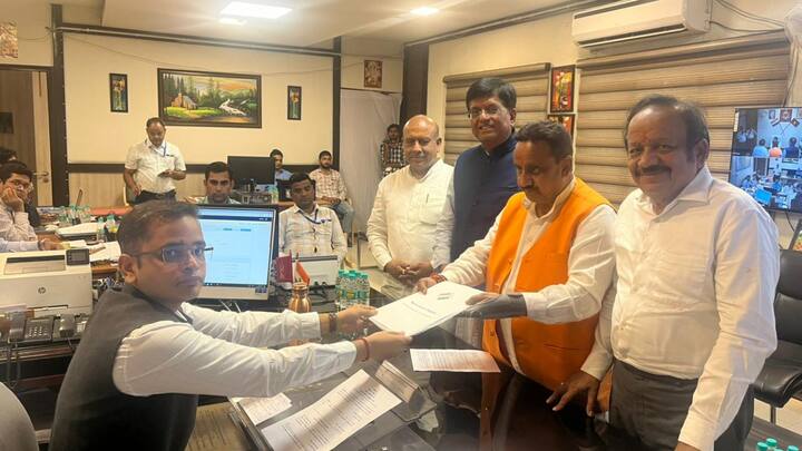 सांसद डॉ.हर्षवर्धन ने कहा बीजेपी संगठन आधारित पार्टी है. हमारा संगठन व्यक्ति के लिए बल्कि के हित में काम करता है. हर प्रत्याशी संगठन का प्रतीक होता है. हम सब मतदान के दिन अंतिम मतदाता का मतदान कराकर बीजेपी प्रत्याशी प्रवीन खंडेलवाल की विजय सुनिश्चित करेंगे.