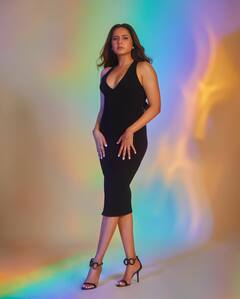 पूल मध्ये उतरून चिल करतेय सरगुन मेहता; कडक उन्हात घेतला पाण्याचा आनंद!