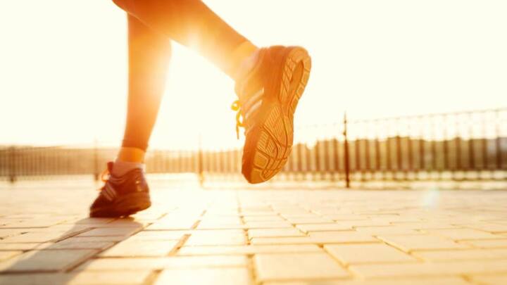 वॉक करने के फायदे आपको मिल रहे हैं कि यह कई बार इस बात भी निर्भर करता है कि ठीक तरीके से वॉक कर रहे हैं या नहीं? हाई स्पीड में वॉक करने से शरीर को कई सारे फायदे मिलते हैं.