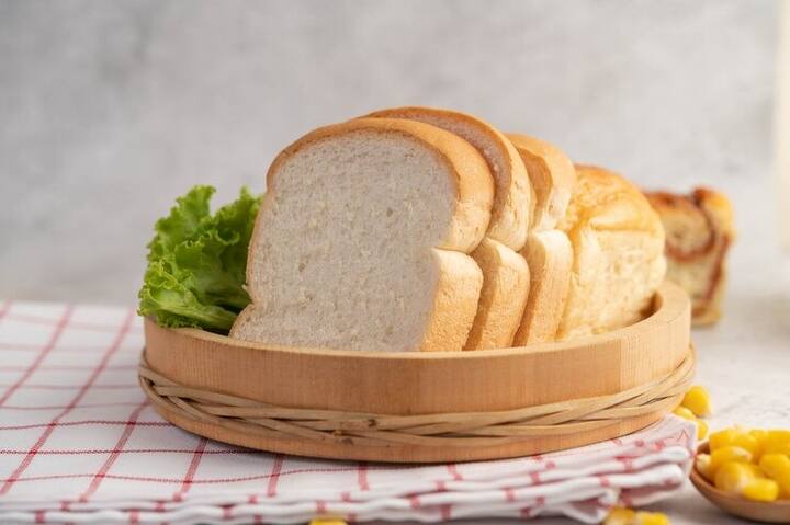 सफेद ब्रेड का सेवन करने से मोटापा बढ़ता है और दिल से जुड़ी बीमारी होने की संभावना बढ़ जाता है.