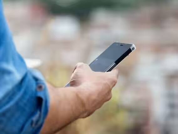 જો કે, અહીં અમે તમને એક એવી ટ્રિક બતાવવા જઈ રહ્યા છીએ જેના દ્વારા તમે અન્યના કૉલને ટાળી શકો છો અને પરિવારના કૉલનો સરળતાથી જવાબ આપી શકો છો. આ સ્પેશિયલ સેટિંગ ઓન રાખવાથી તમને કોઈ ખલેલ નહીં પડે અને તમે ફક્ત તે જ કોલ સાંભળી શકશો જે તમે જાતે સાંભળવાનું પસંદ કર્યું છે. ચાલો જાણીએ કે સેટિંગ શું છે.