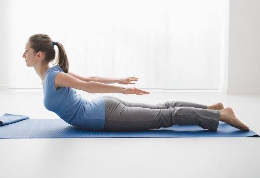 શલભ આસન - શલભ આસન કરવાથી પેલ્વિક એરિયાની માંસપેશીઓ સક્રિય રહે છે અને ત્વચા કડક થઈ જાય છે, જેના કારણે તમે મોટી ઉંમર હોવા છતાં યુવાન દેખાશો. આ માટે તમે આ આસન નિયમિત રીતે કરી શકો છો. આ કરવા માટે તમારે તમારા પેટ પર સૂવું પડશે અને બંને હાથ અને પગને આગળ રાખવા પડશે. આ સમય દરમિયાન તમારી ગરદન ઉપર રાખો.  (તમામ તસવીરો સોશિયલ મીડિયા)