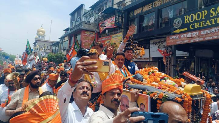 चांदनी चौक लोकसभा सीट से भारतीय जनता पार्टी के उम्मीदवार प्रवीण खंडेलवाल ने अलीपुर के डीएम ऑफिस में अपना नामांकन दर्ज कराया. इससे पहले वे प्राचीन गौरी शंकर मंदिर पहुंचे, जहां से उन्होंने शंखनाद के बाद ढोल-ताशे, बैंड और पार्टी के झंडे के साथ नामांकन यात्रा की शुरुआत की. प्रवीण खंडेलवाल के नामांकन के अवसर पर ढाई हजार से ज्यादा पार्टी कार्यकर्ता समेत केंद्रीय मंत्री पीयूष गोयल, चांदनी चौक से वर्तमान सांसद डॉ. हर्षवर्धन, बीजेपी के वरिष्ठ नेता विजेन्द्र गुप्ता, रेखा गुप्ता,राजेश भाटिया, जयप्रकाश, सतीश गर्ग, प्रवीण शंकर कपूर, श्याम शर्मा, वीरेन्द्र गोयल, कुलदीप सिंह, आदित्य झा सहित काफी संख्या में लोग मौजूद थे.