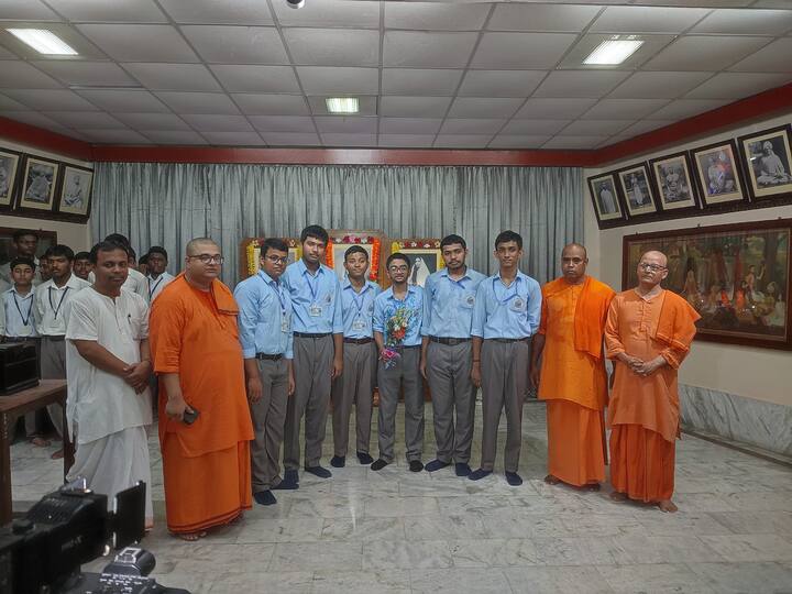 মাধ্যমিকের ফল ঘোষণা করা হয়েছে বৃহস্পতিবার। প্রতি বছরের মতো এবারও নরেন্দ্রপুর রামকৃষ্ণ মিশনের সাফল্য ছিল নজরকাড়া। প্রথম দশের মেধাতালিকায় ৫৭ জনের মধ্যে ছ'জন মিশনের ছাত্র।  ছবি সূত্র- নরেন্দ্রপুর রামকৃষ্ণ মিশন/ ফেসবুক পেজ