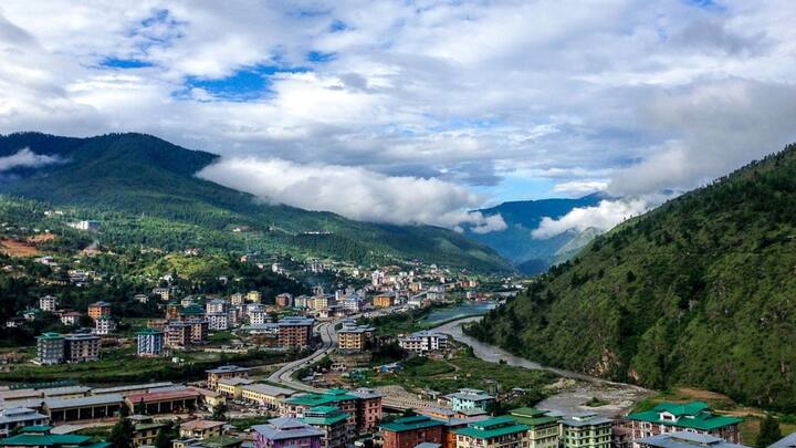 Bhutan: ভারতের পড়শি দেশ ভুটানেও রাজতন্ত্র কায়েম রয়েছে। হিমালয় পর্বতমালার কোলে অবস্থিত ভুটানের আয়তন ৩৮ হাজার ৩৯৪ বর্গকিলোমিটার। ভুটানে আইন বা আদালত নেই। রাজ দরবারই সবকিছু নিয়ন্ত্রণ করে। ছবি: পিক্সাবে।