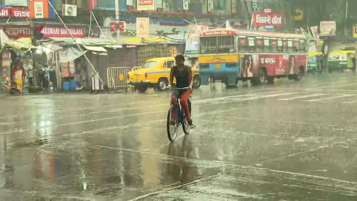 আজ উত্তর ও দক্ষিণ ২৪ পরগনায় হাল্কা বজ্রবিদ্যুৎ-সহ বৃষ্টি হতে পারে। কলকাতাতেও বিকেলে আজ সামান্য বৃষ্টি হতে পারে।