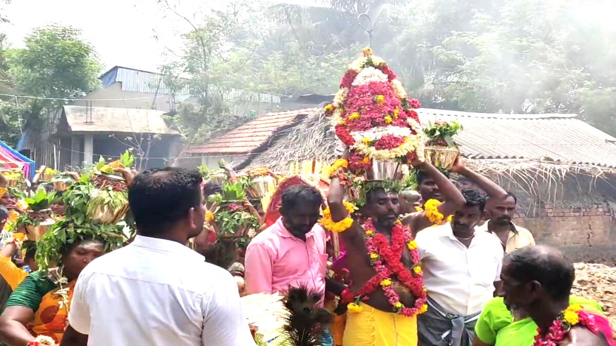 கோயில் விழாவில் உடல் முழுவதும் இரும்பு கொக்கி குத்திக்கொண்டு பக்தர் நேர்த்திக்கடன் - பார்த்தவர்கள் நெகிழ்ச்சி