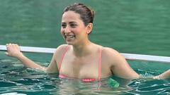 पूल मध्ये उतरून चिल करतेय सरगुन मेहता; कडक उन्हात घेतला पाण्याचा आनंद!