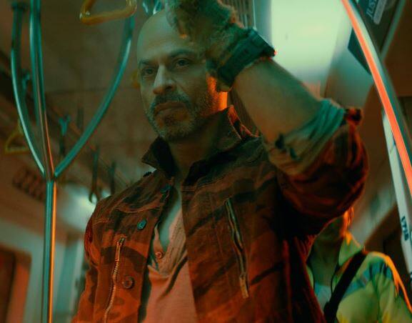 बॉलीवुड के रोमांटिक एक्टर शाहरुख खान ने सालों पहले 'बाजीगर', 'डर' और 'अंजाम' जैसी फिल्मों में विलेन के तौर पर काम किया है. 2023 में आई फिल्म जवान में वैसे तो शाहरुख खान का रोल अच्छा था लेकिन शुरुआत में उन्होंने जो निगेटिव रोल किया वो काफी हैरान करने वाला था.