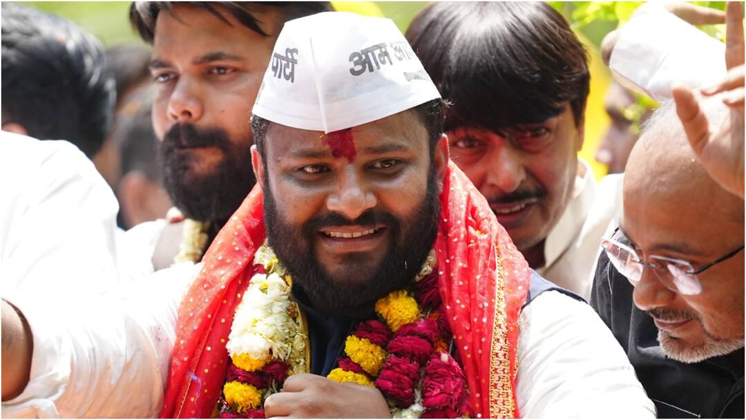 AAP Candidate kuldeep kumar holds road show ahead of nomination Delhi lok sabha election 2024 नामांकन रैली में उमड़ी भीड़ तो बोले AAP प्रत्याशी कुलदीप कुमार, 'ये CM अरविंद केजरीवाल की...'