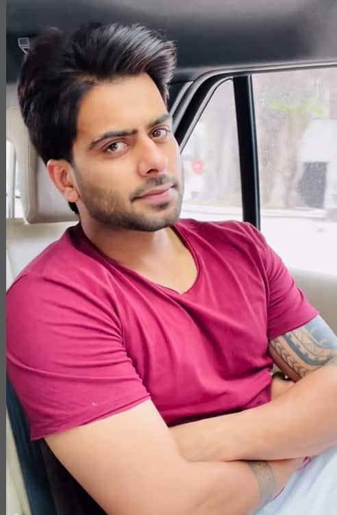 ਦਰਅਸਲ, ਮਨਕੀਰਤ ਔਲਖ ਦੇ ਵੱਡੇ ਭਰਾ ਰਾਵਸ਼ੇਰ ਔਲਖ ਪਿਤਾ ਬਣ ਗਏ ਹਨ। ਉਨ੍ਹਾਂ ਆਪਣੇ ਘਰ ਪੁੱਤਰ ਦਾ ਸਵਾਗਤ ਕੀਤਾ ਹੈ। ਇਹ ਖੁਸ਼ਖਬਰੀ ਸ਼ੇਅਰ ਕਰਦਿਆਂ ਮਨਕੀਰਤ ਨੇ ਕੈਪਸ਼ਨ ਵਿੱਚ ਲਿਖਿਆ, ਔਲਖ ਪਰਿਵਾਰ ਨੂੰ ਬਹੁਤ ਬਹੁਤ ਮੁਬਾਰਕਾਂ, ਵੱਡੇ ਭਰਾ ਰਾਵਸ਼ੇਰ ਔਲਖ ਨੂੰ ਬੇਬੀ ਬੁਆਏ 👦 ਦੀ ਬਖਸ਼ਿਸ਼ ਹੋਈ। ਹਮ ਚਾਚਾ ਬਣ ਗਏ 🤩 ਵਰਿਆਮ ਸਿੰਘ ਔਲਖ🥰...