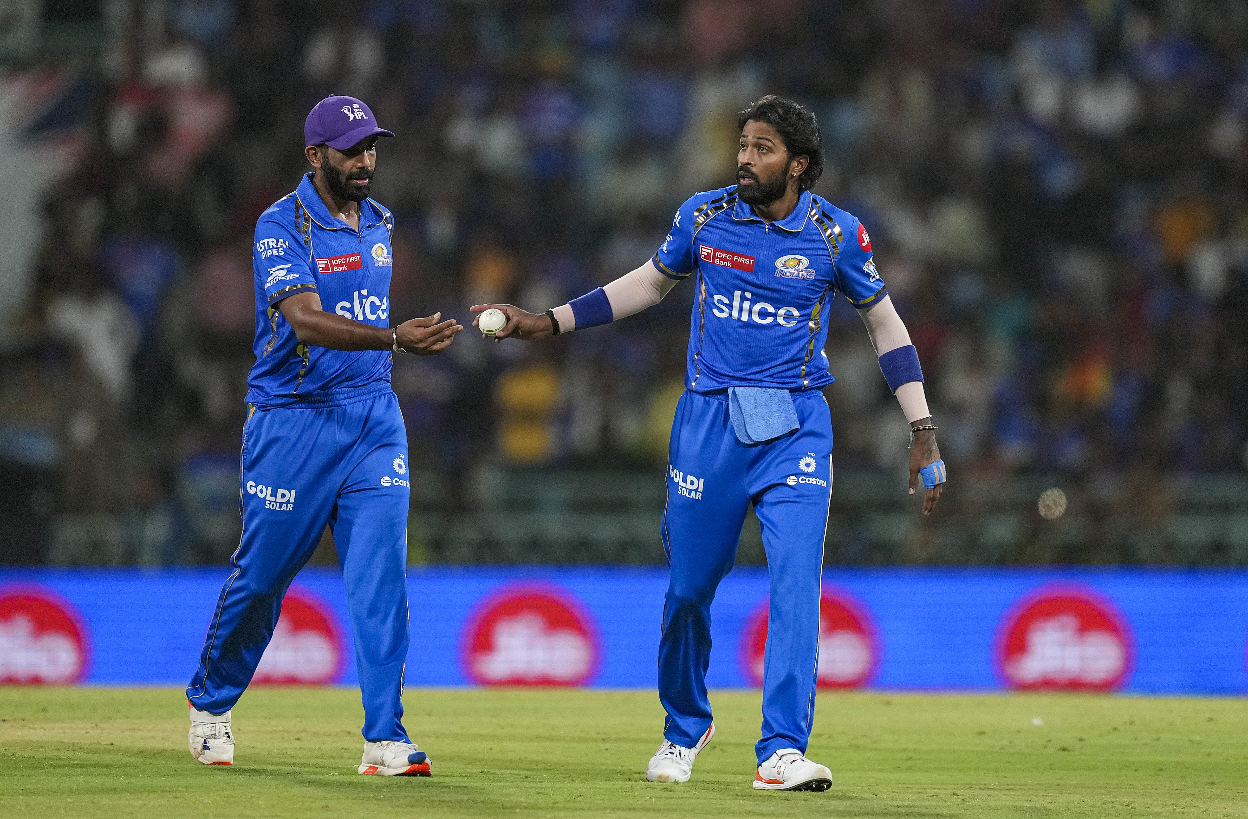 Hardik Pandya: மும்பையின் தொடர் சரிவு; தவறு நடந்தது எங்கு? பாண்டியா மீது பாயும் குற்றச்சாட்டுகள் - விரிவான அலசல்!