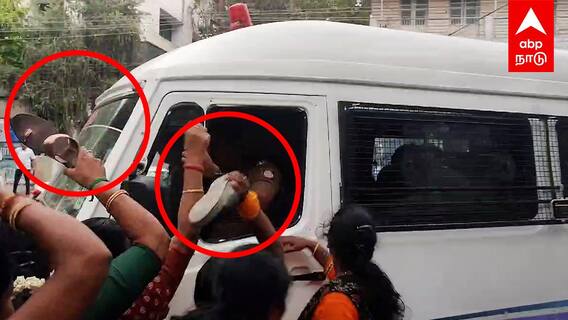 Savukku Shankar Arrest : சவுக்கு வந்த வாகனத்தை மறித்த திமுக மகளிரணியினர்!செருப்புடன் போராட்டம்