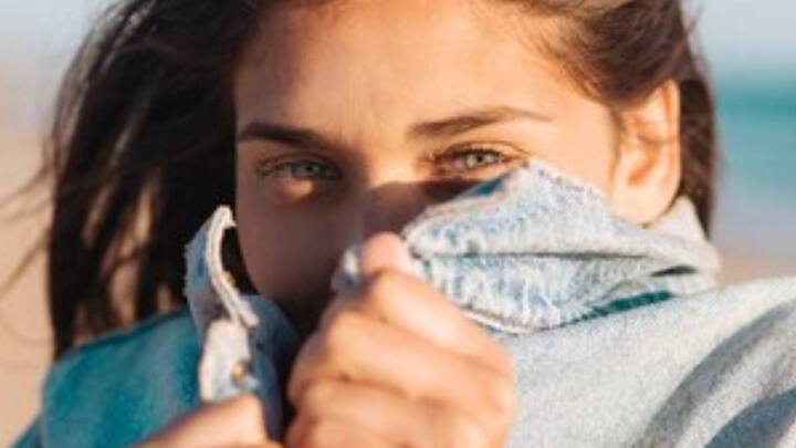 सर्दी-जुकाम में अदरक भी रामबाण इलाज है. इसमें भी एंटी-इंफ्लेमेटरी और एंटीवायरल गुण होते हैं जो गलेकी खराश और खांसी को दूर करते हैं. एक कप गर्म पानी लें उसमें अदरक का टुकड़ा मिलाकर उबालें और फिर इस पानी को पी लें.