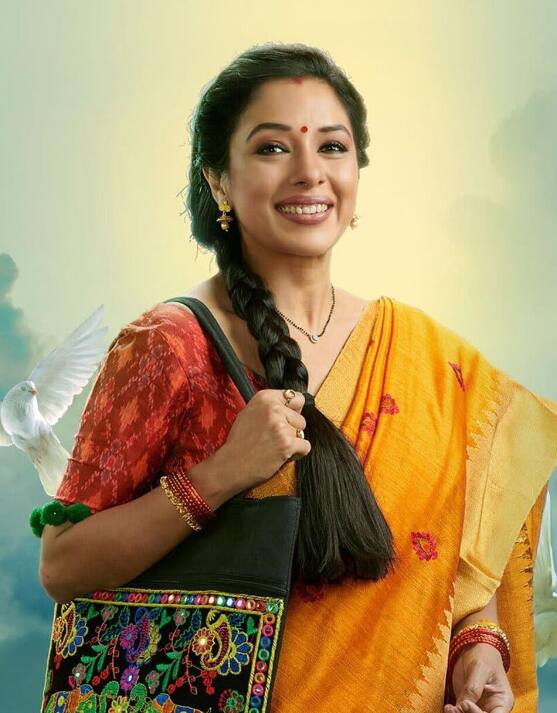 इस लिस्ट में सबसे पहला नाम टीवी के टॉप सीरियल अनुपमा का है. अनुपमा के किरदार और उसकी कहानी को खूब पसंद किया जा रहा है. शो हमेशा ही टीआरपी चार्ट मे टॉप पर रहता है. लेकिन ये शो सीरियल बंगाली सीरियल 'श्रीमोई' का रीमेक है.