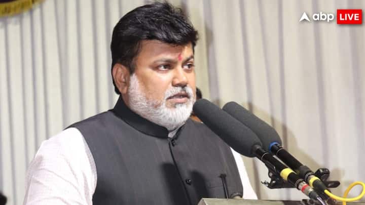 राजश्री पाटिल यवतमाल-वासिम लोकसभा सीट की उम्मीदवार हैं. उनके चुनाव प्रचार के लिए 24 अप्रैल को सामंत यवतमाल गये थे, जहां उनकी गाड़ियों के काफिले पर पथराव हुआ था. यह पत्थर सामंत की सुरक्षा में तैनात पुलिस की गाड़ियों पर हुआ था.