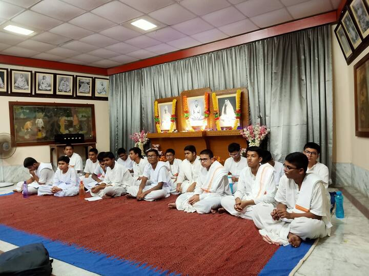 নরেন্দ্রপুর রামকৃষ্ণ মিশনের প্রধান শিক্ষক স্বামী ইষ্টেশানন্দজির কথায়, 'শারীরিক, মানসিক, বৌদ্ধিক এবং সাংস্কৃতিক বিকাশের জন্য চেষ্টা করা হয়। ছাত্ররা মাধ্যমিকের মতো গুরুত্বপূর্ণ পরীক্ষা দিয়ে এসেও খেলার মাঠে যায়। সকালে উঠে ব্যায়াম, যোগাসন করা, প্রার্থনা করা। বিরাট যৌথ পরিবারের সাফল্য।' ছবি সূত্র- নরেন্দ্রপুর রামকৃষ্ণ মিশন/ ফেসবুক পেজ