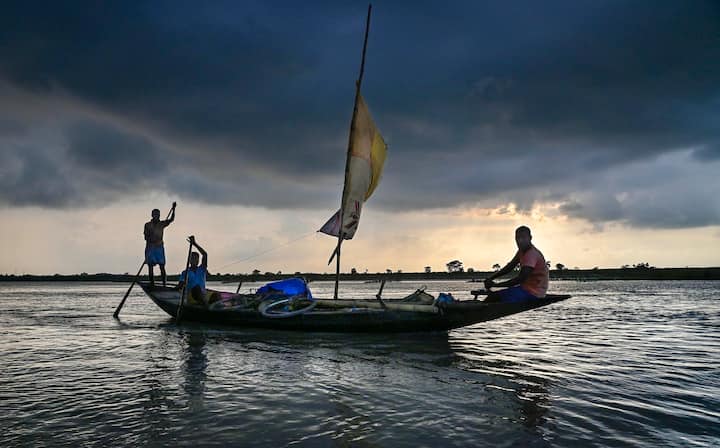 কলকাতায় বেশি বৃষ্টির সম্ভাবনা রয়েছে মঙ্গলবার। বৃষ্টির সঙ্গে বইতে পারে ৪০ থেকে ৫০ কিলোমিটার বেগে ঝোড়ো হাওয়া।