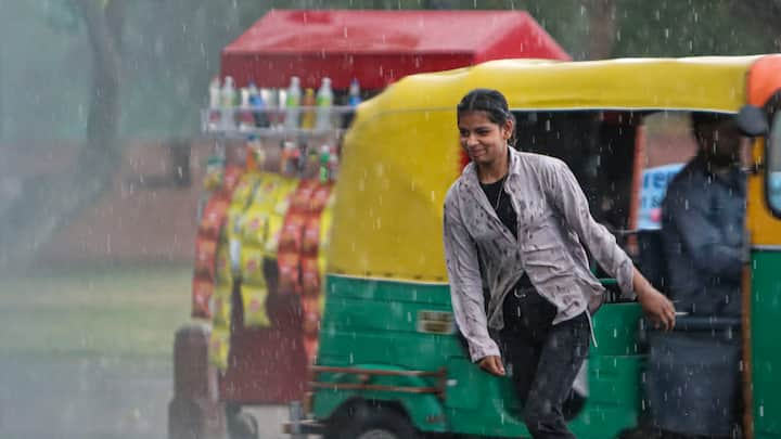 Delhi Weather Today: भारत मौसम विभाग के मुताबिक चार मई 2024 को दिल्ली में गर्मी की तपिश से लोगों को राहत मिलने का अनुमान है. शाम तक हल्की बूंदाबांदी भी हो सकती है.