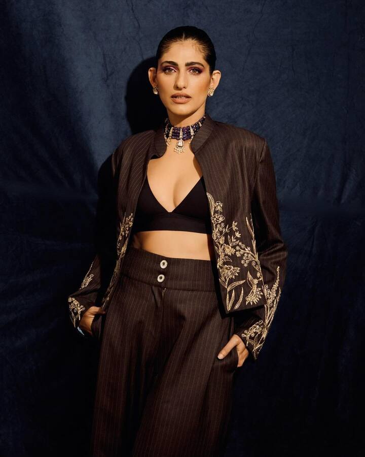 Kubbra also went with a minimal accessories look