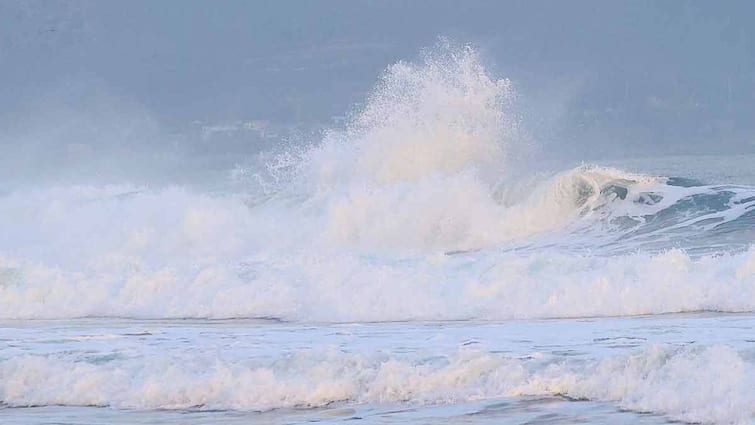 Swell surge warning to Kerala, South Tamil Nadu high tide conditions can cause coastal flooding Swell Surge: பொதுமக்களே உஷார்.. கடற்கரை பகுதிகளுக்கு ரெட் அலர்ட்.. கடலில் நிகழப்போகும் மாற்றம்!