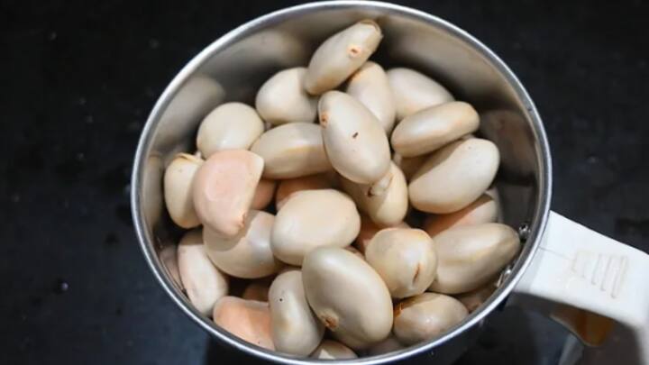 இஞ்சியின் பச்சை வாசம் போனதும் கால் கிலோ அளவு நறுக்கிய பலாக்கொட்டையை சேர்க்கவும். இதை எண்ணெயில் ஒரு நிமிடம் வதக்கி விட்டு, இதில் இரண்டு ஸ்பூன் குழம்பு மிளகாய் தூள் சேர்க்கவும்.
