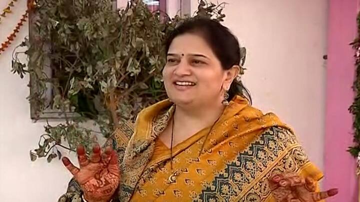 खासदार धनंजय महाडिक यांच्या घरामध्ये आधी लग्न लोकसभेचे मग लेकाचे असे चित्र झालं आहे.