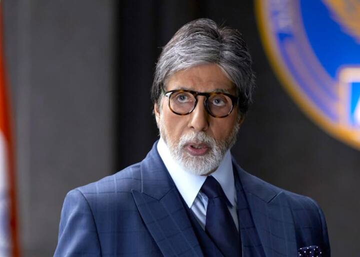 सदी के महानायक यानी अमिताभ बच्चन भी बॉलीवुड के सबसे अमीर एक्टर में से एक हैं. लेकिन एक्टर बनने से पहले बिग बी कोलकाता की एक कंपनी में नौकरी करते थे. जहां उन्हें सैलरी के तौर पर 1640 रुपये मिलते थे.