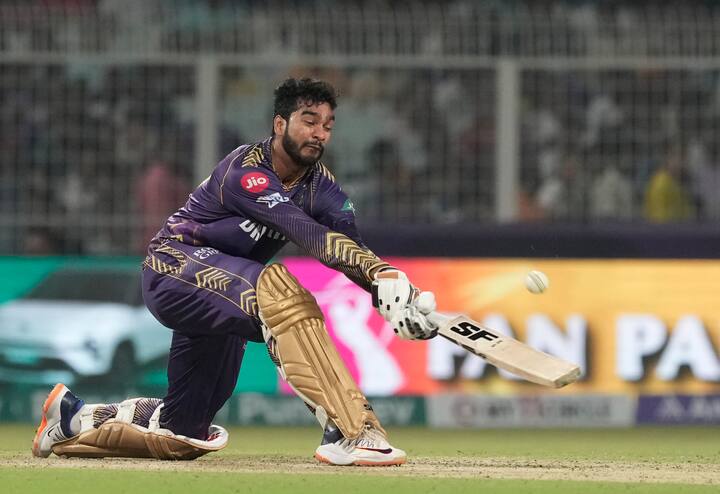 শুক্রবার ওয়াংখেড়ে স্টেডিয়ামে প্রথমে ব্যাট করে নাইট ইনিংস দুবার বিপর্যয়ের মুখে পড়েছিল। প্রথম ধাক্কা শুরুর ৩৭ বলে। যেখানে ৫৭ রান তুলতে গিয়ে ৫ উইকেট হারিয়ে বসেছিল কেকেআর (MI vs KKR)। সেই বিপর্যয় অবশ্য সামলে দিয়েছিলেন বেঙ্কটেশ আইয়ার। সঙ্গে পেয়েছিলেন মণীশ পাণ্ডেকে। অঙ্গকৃষ রঘুবংশী আউট হওয়ার পর তাঁর পরিবর্তে ইমপ্যাক্ট প্লেয়ার হিসাবে নামানো হয়েছিল অভিজ্ঞ মণীশকে। কেকেআরের ফেরার পর শুক্রবারই যিনি প্রথম ম্য়াচ খেললেন। ৩১ বলে ৪২ রান করেন।