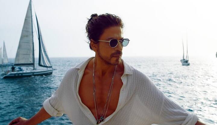 सबसे पहले बात करते हैं बॉलीवुड के किंग खान यानी शाहरुख खान की. शाहरुख भले ही आज अपनी फिल्मों के लिए करोड़ों रुपये चार्ज करते हों लेकिन उन्होंने बेहद कम पैसे में भी काम किया है. जी हां, एक्टर की पहली सैलरी सिर्फ 50 रुपये थी. किंग खान को ये सैलरी पंकज उधास के म्यूजिक कॉन्सर्ट में इसलिए मिली थी, क्योंकि वो यहां ये मैनेज कर रहे थे कि किसे कहां बिठाना है. इस बात का खुलासा खुद एक्टर ने एक इंटरव्यू में किया था.