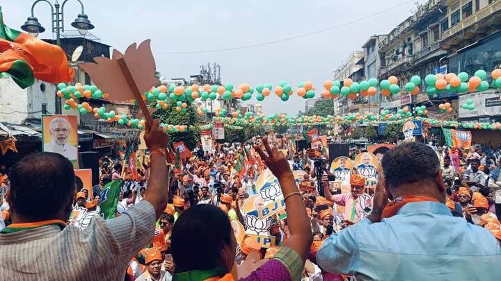 इंडिया गठबंधन के प्रति आक्रामक रुख अख्तियार करते हुए कहा कि, गलत वीडियो और फेक नैरेटिव के अलावा इंडी गठबंधन के पास देश को देने के लिए कुछ नहीं है. उनके पास ना ही कोई सोच है और ना ही कोई मार्ग जिससे भारत का विकास हो सके. केंद्रीय मंत्री ने तंज कसते हुए कहा कि जिस गठबंधन में प्रधानमंत्री बनने के लिए लड़ाई चल रही हो, वह देश के विकास के बारे में क्या सोचेगा. इंडी गठबंधन के पास ना तो नीति है और ना ही नियत.