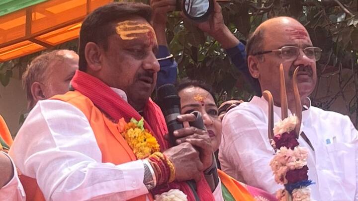 पीयूष गोयल ने लोगों से प्रवीण खंडेलवाल के पक्ष में मतदान की अपील करते हुए कहा कि उन्होंने विकास के जो संकल्प लिए हैं उन्हें साकार करवाने में वे अपने मताधिकारों का प्रयोग करें और अगले पांच सालों में यहां की बेहतर स्कूल, कालेज अस्पताल व्यवस्थाओं के साथ सभी व्यापारिक क्षेत्र व्यस्थाओं को और बेहतर करने के लिए इन्हें अपना सांसद चुने. देश के प्रधानमंत्री नरेंद्र मोदी देश के विकास के लिए निरंतर काम कर रहे हैं, और आज उनके बीच पीएम मोदी के सिपाही प्रवीण खंडेलवाल खड़े हैं जिन्हें जिताकर पीएम मोदी को तीसरी बार प्रधानमंत्री बनाने में चांदनी चौक की जनता को अपना योगदान देना है.