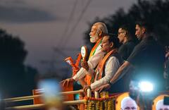 PM Modi Roadshow: कानपुर में पीएम मोदी का मेगा रोड शो, खुली गाड़ी में जनता का किया अभिवादन