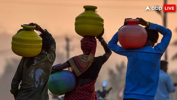 Water shortage in Jalna groundwater sources dried up in Maharashtra People worried Water shortage: पानी की किल्लत से जूझ रहा महाराष्ट्र का ये गांव, महिलाएं और बच्चे जल की तलाश में भटकने को मजबूर