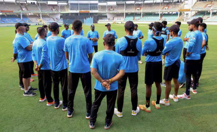 ਆਈਪੀਐਲ 2024 ਹੁਣ ਤੱਕ ਪ੍ਰਸ਼ੰਸਕਾਂ ਦੀਆਂ ਉਮੀਦਾਂ ਤੋਂ ਕਾਫੀ ਅੱਗੇ ਰਿਹਾ ਹੈ। ਇਸ ਸੀਜ਼ਨ 'ਚ ਬੱਲੇਬਾਜ਼ਾਂ ਨੇ ਜ਼ਬਰਦਸਤ ਬੱਲੇਬਾਜ਼ੀ ਕੀਤੀ ਹੈ, ਜਿਸ ਕਾਰਨ ਕਈ ਵੱਡੇ ਰਿਕਾਰਡ ਟੁੱਟ ਚੁੱਕੇ ਹਨ। ਇਸ ਤੋਂ ਇਲਾਵਾ ਕਈ ਵੱਡੇ ਸਿਤਾਰੇ ਮੌਜੂਦਾ ਸੀਜ਼ਨ 'ਚ ਇਕ-ਇਕ ਮੈਚ ਲਈ ਤਰਸ ਰਹੇ ਹਨ। ਅਸੀਂ ਤੁਹਾਨੂੰ ਪੰਜ ਅਜਿਹੇ IPL ਸਿਤਾਰਿਆਂ ਬਾਰੇ ਦੱਸਾਂਗੇ, ਜਿਨ੍ਹਾਂ ਨੂੰ ਹੁਣ ਤੱਕ ਮੌਕਾ ਨਹੀਂ ਮਿਲਿਆ ਹੈ। ਇਨ੍ਹਾਂ 'ਚੋਂ ਇਕ ਨੇ ਪਿਛਲੇ ਸੀਜ਼ਨ 'ਚ ਕਾਫੀ ਦੌੜਾਂ ਬਣਾਈਆਂ ਸਨ।