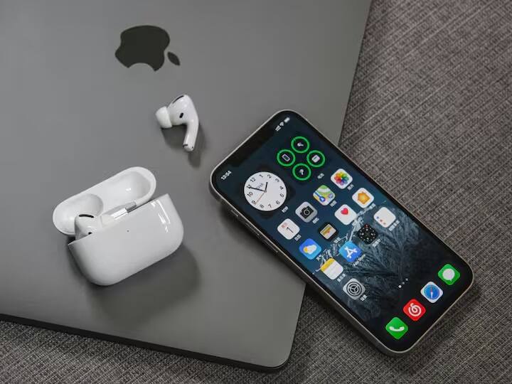 ધારો કે તમારી પાસે iPhone 14 છે. જો કંપની તેને 2025 માં બંધ કરે છે, તો તમે તેને 2032 સુધી અપડેટ્સ મેળવવાની અપેક્ષા રાખી શકો છો.