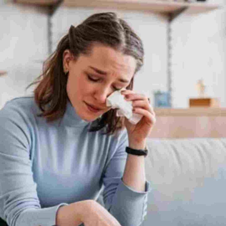 ਤੁਸੀਂ ਲੋਕਾਂ ਨੂੰ ਇਹ ਕਹਿੰਦੇ ਸੁਣਿਆ ਹੋਵੇਗਾ ਕਿ ਇਹ ਖੁਸ਼ੀ ਦੇ ਹੰਝੂ ਹਨ। ਅਸਲ ਵਿੱਚ, ਕਈ ਵਾਰ ਤੁਸੀਂ ਉਦੋਂ ਵੀ ਰੋਂਦੇ ਹੋ ਜਦੋਂ ਤੁਸੀਂ ਬਹੁਤ ਖੁਸ਼ ਜਾਂ ਚਿੰਤਾ ਵਿੱਚ ਹੁੰਦੇ ਹੋ। ਅਜਿਹੀ ਸਥਿਤੀ ਵਿੱਚ, ਰੋਣਾ ਤੁਹਾਡੀਆਂ ਭਾਵਨਾਵਾਂ ਨੂੰ ਦੁਬਾਰਾ ਸੰਤੁਲਿਤ ਕਰਦਾ ਹੈ। ਇਸ ਲਈ ਰੋਣਾ ਤੁਹਾਡੀਆਂ ਭਾਵਨਾਵਾਂ ਨੂੰ ਸੰਤੁਲਿਤ ਕਰਦਾ ਹੈ। ਰੋਣ ਨਾਲ, ਤੁਹਾਡਾ ਸਰੀਰ ਬਹੁਤ ਮਜ਼ਬੂਤ ਭਾਵਨਾਵਾਂ ਨੂੰ ਕਾਬੂ ਕਰਨ ਦੀ ਕੋਸ਼ਿਸ਼ ਕਰਦਾ ਹੈ।