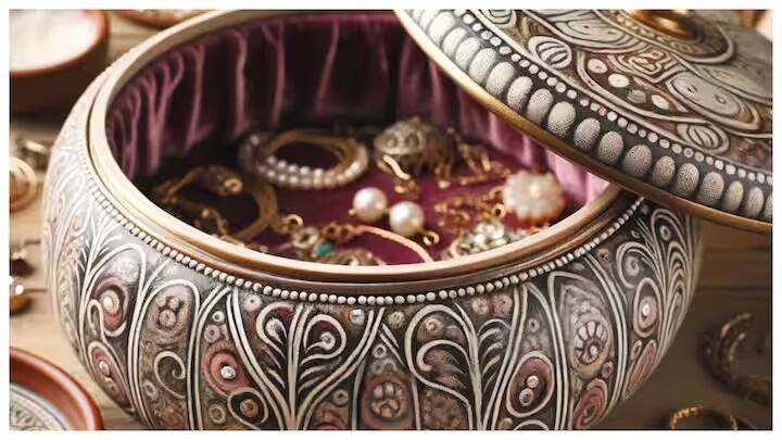 જો તમારા ઘરમાં પ્લાસ્ટિકના જૂના બાઉલ હોય જેના પર મસાલાના ડાઘ હોય તો તેને ફેંકી દો નહીં. આ બાઉલને સાફ કરો, તેને સુંદર રીતે રંગાવો અને જ્વેલરી બોક્સ તરીકે તેનો ઉપયોગ કરો. તમારા ઘરેણાંને સજાવટ કરવાની આ એક સરસ રીત છે.
