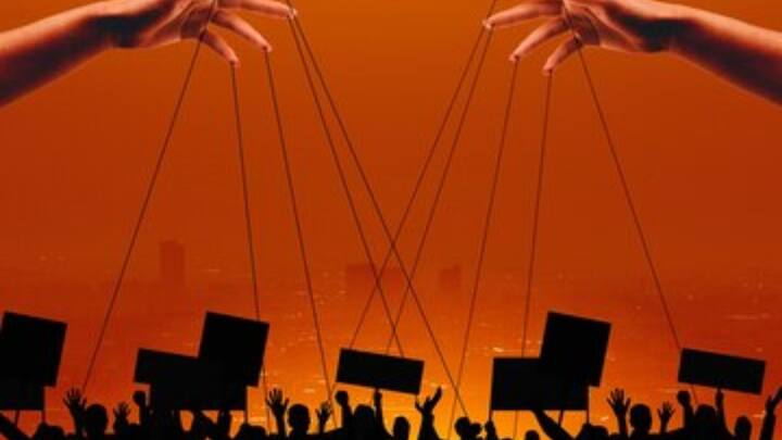 এই ভোটপ্রক্রিয়া কতটা স্বচ্ছ, তা নিয়ে নানাবিধ প্রশ্ন রয়েইছে, তবে গণতন্ত্রের এই ধারাই এখন পৃথিবীতে প্রতিষ্ঠিত। অধিকাংশ দেশেই গণতান্ত্রিক শাসন ব্যবস্থা কায়েম রয়েছে। ছবি: ফ্রিপিক।