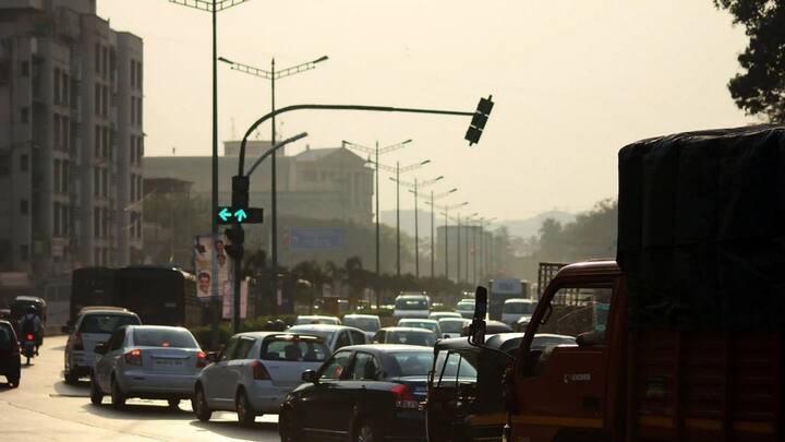 ऐसे में लोगों के मन में यह सवाल अता है. कि शहर बदलने पर क्या वोटर कार्ड भी बदलते हैं या पुराना ही काम करता रहता है. तो बता दें ऐसे केस में आपको नया वोटर कार्ड अप्लाई करने कि ज़रूरत नहीं होती.