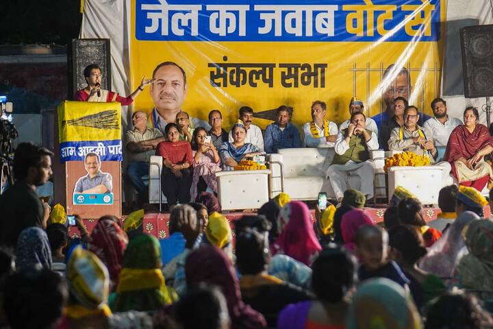 उन्होंने कहा कि, अगर दिल्ली की जनता को मुफ़्त बिजली, मुफ़्त पानी, बहन बेटियों को बसों में मुफ़्त सफ़र, बुजुर्गों के लिए मुफ़्त तीर्थयात्रा और महिलाओं को हर महीने हज़ार रुपये की सहायता राशि जैसी जनहितैषी योजनाओं को जारी रखना है तो उन्हें मुख्यमंत्री अरविंद केजरीवाल के हाथों को अधिक मज़बूत करना होगा और उनके लिए लड़ना होगा.