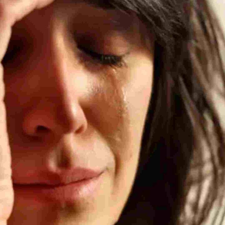 ਤੁਸੀਂ ਦੇਖਿਆ ਹੋਵੇਗਾ ਕਿ ਜਦੋਂ ਵੀ ਤੁਹਾਨੂੰ ਸੱਟ ਲੱਗਦੀ ਹੈ ਜਾਂ ਬਹੁਤ ਜ਼ਿਆਦਾ ਦਰਦ ਹੁੰਦਾ ਹੈ ਤਾਂ ਤੁਸੀਂ ਰੋਣ ਲੱਗ ਜਾਂਦੇ ਹੋ ਅਤੇ ਕਈ ਵਾਰ ਨਾ ਚਾਹੁੰਦੇ ਹੋਏ ਵੀ ਹੰਝੂ ਨਿਕਲਣ ਲੱਗ ਪੈਂਦੇ ਹਨ। ਅਜਿਹਾ ਇਸ ਲਈ ਹੁੰਦਾ ਹੈ ਕਿਉਂਕਿ ਰੋਣ ਨਾਲ ਤੁਹਾਡਾ ਦਰਦ ਘੱਟ ਜਾਂਦਾ ਹੈ। ਹੰਝੂਆਂ ਵਿੱਚ ਆਕਸੀਟੋਸਿਨ ਅਤੇ ਐਂਡੋਰਫਿਨ ਹੁੰਦੇ ਹਨ, ਜੋ ਦਰਦ ਨੂੰ ਘੱਟ ਕਰਨ ਵਿੱਚ ਮਦਦ ਕਰਦੇ ਹਨ। ਇਸੇ ਲਈ ਰੋਣ ਨਾਲ ਦਰਦ ਤੋਂ ਰਾਹਤ ਮਿਲਦੀ ਹੈ।