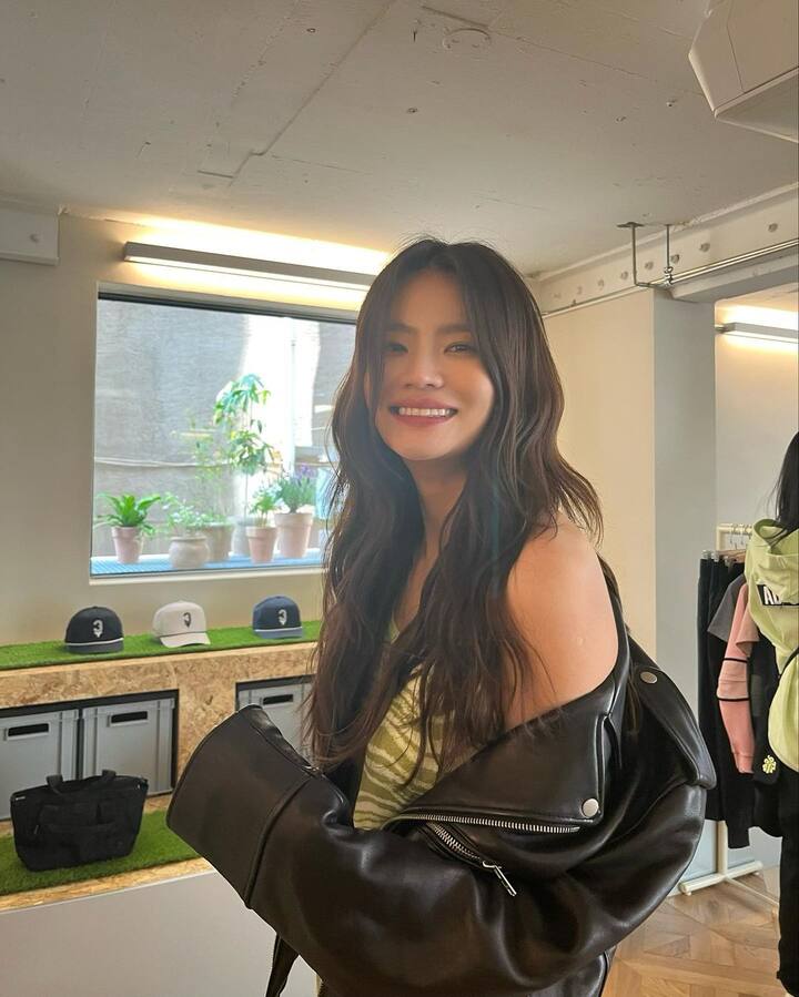 She signed with Emperor Entertainment Korea and released a dance single titled Mastering in 2015.