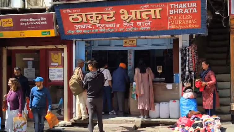 Himachal 100 year old shop in Shimla where pickles kept old British battery boxes Himachal: शिमला में 100 साल पुरानी दुकान, जहां अंग्रेजों के पुराने बैटरी बॉक्स में रखा जाता है 'अचार'