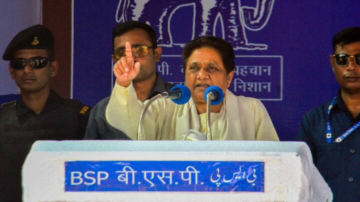 up lok sabha elections 2024 BSP chief Mayawati addressed public meeting in Agra and targets Modi Government Ration ann UP Lok Sabha Election 2024: ‘बीजेपी अपने पैसे से नहीं दे रही है राशन’, केंद्र सरकार पर भड़कीं BSP सुप्रीमो मायावती